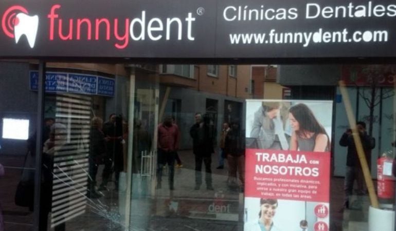 Imágen de una de las clínicas de Funnydent cerrada en 2016.