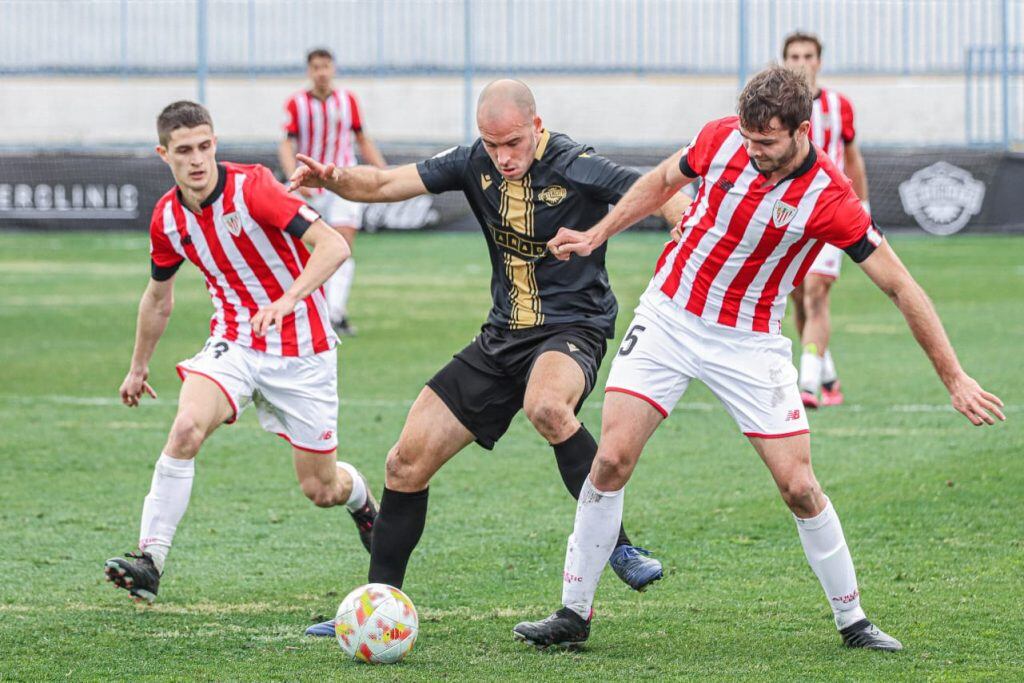 Etxaniz pelea un balón con dos jugadores del Athletic Club. Foto: CF Intercity