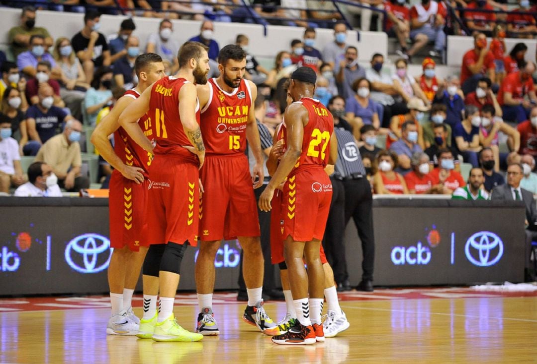Quinteto del UCAM Murcia CB debatiendo en el partido ante Unicaja