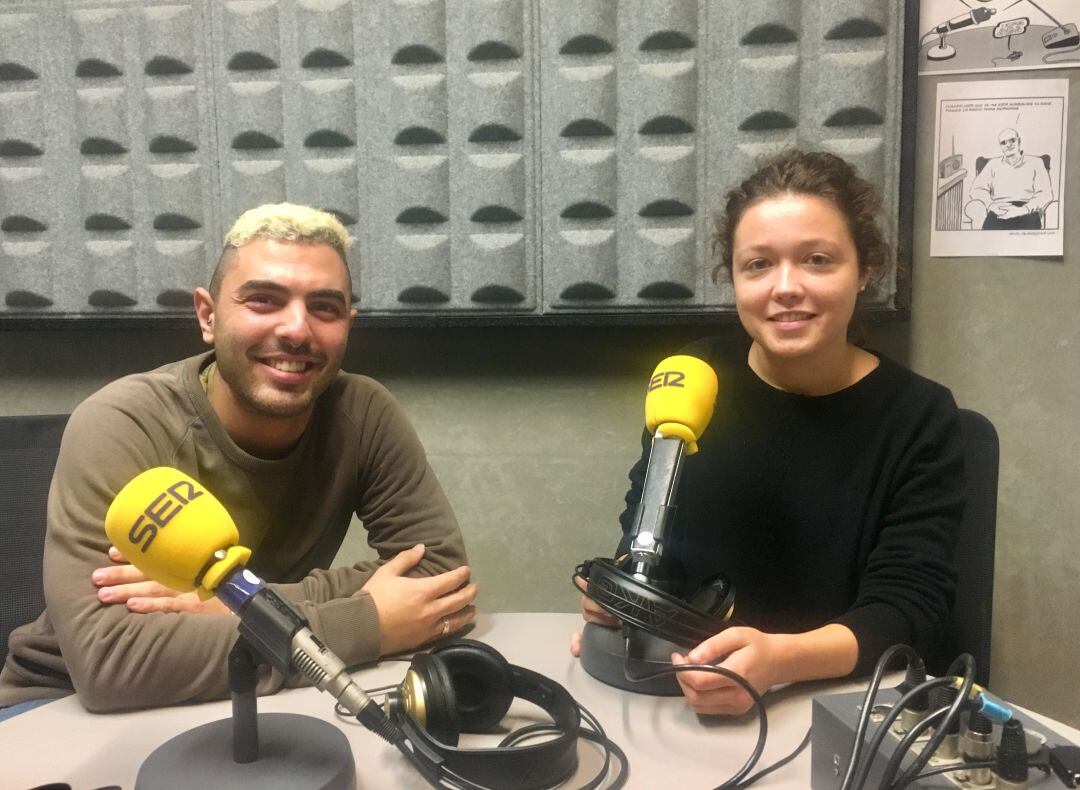 Alain y Eukene en los estudios de Radio Eibar