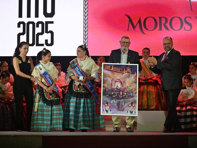 Angel, con el cuadro que le entregaba la comparsa