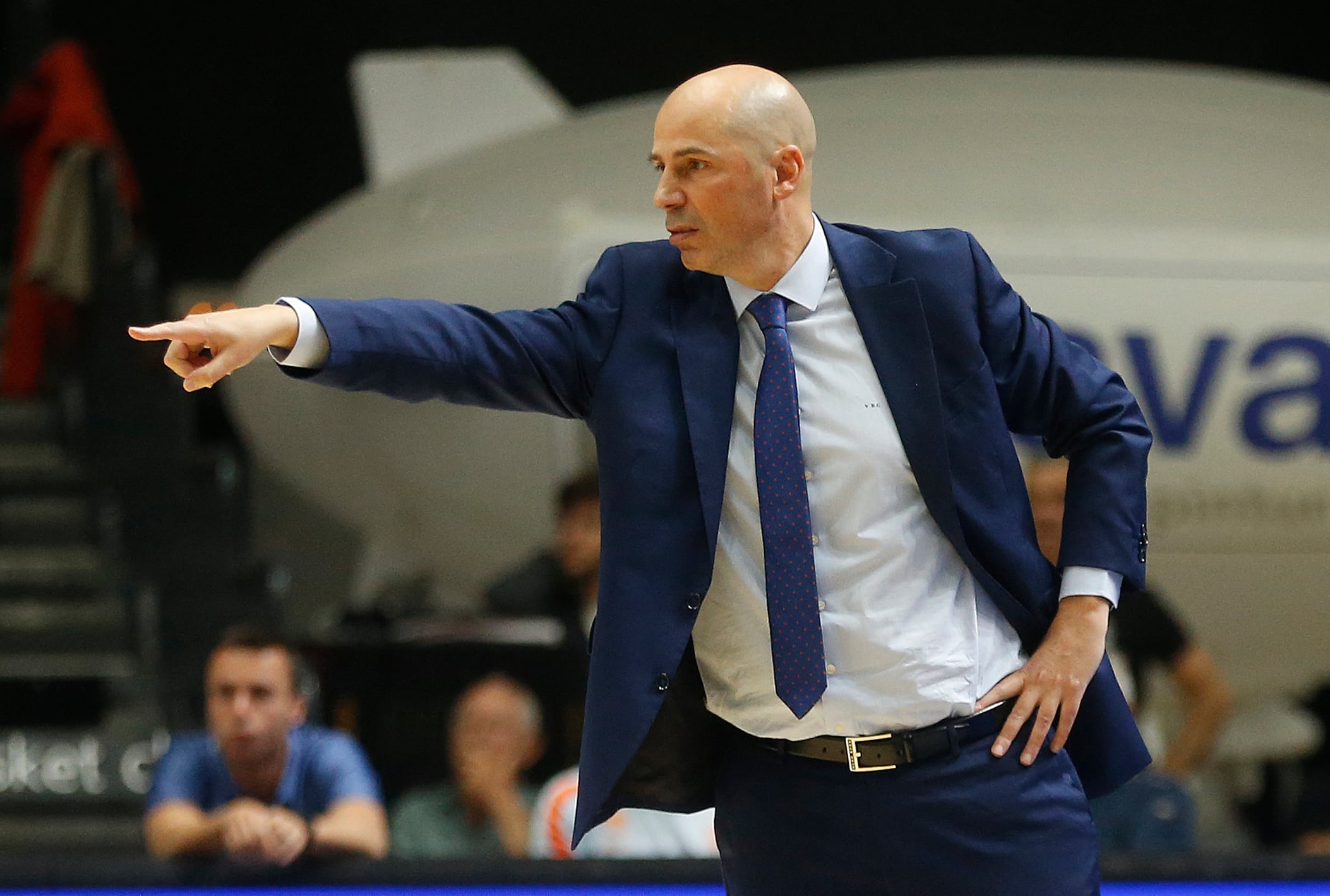 El entrenador del Valencia Basket, Joan Peñarroya, durante el encuentro de la fase regular de la liga ACB ante el San Pablo Burgos disputado hoy martes en el pabellón Fuente de San Luis, en Valencia. EFE/Miguel Ángel Polo