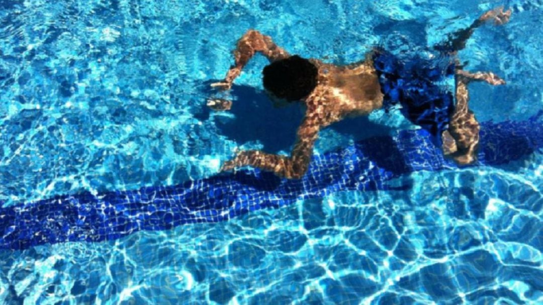 Un niño nadando en una piscina