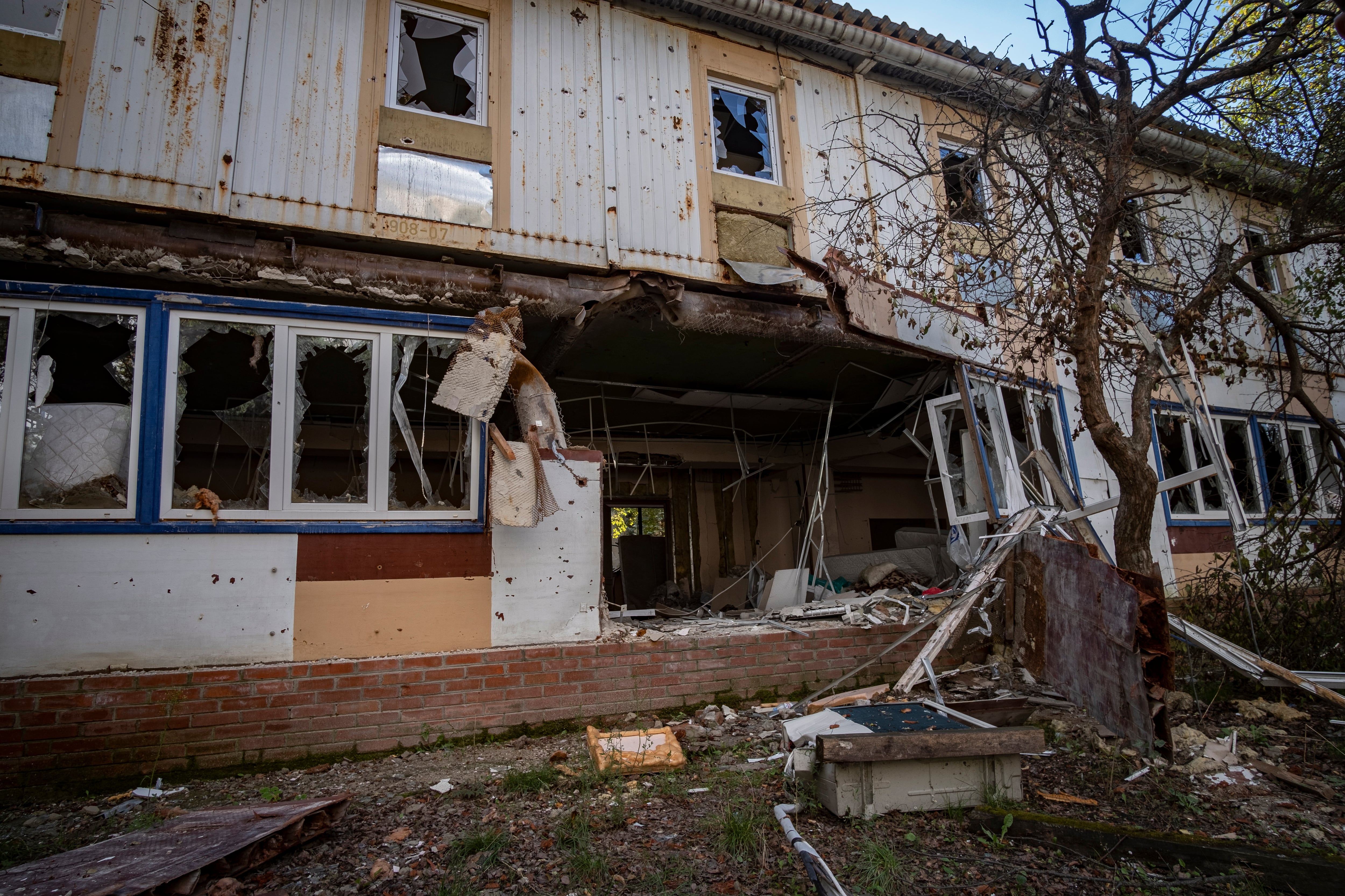 Vista exterior de una casa de retiro desocupada en Martove, Óblast de Kharkiv, Ucrania, que fue utilizada por las tropas rusas como base durante su ocupación de la región