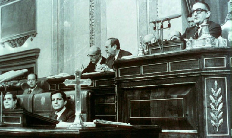 Adolfo Suárez, ya como presidente, en el pleno de la Reforma Política presidido por Torcuato Fernández Miranda.