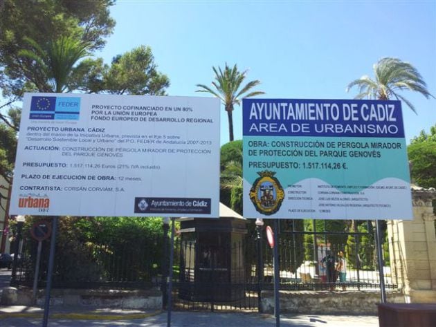 Carteles anunciando la obra de la pérgola