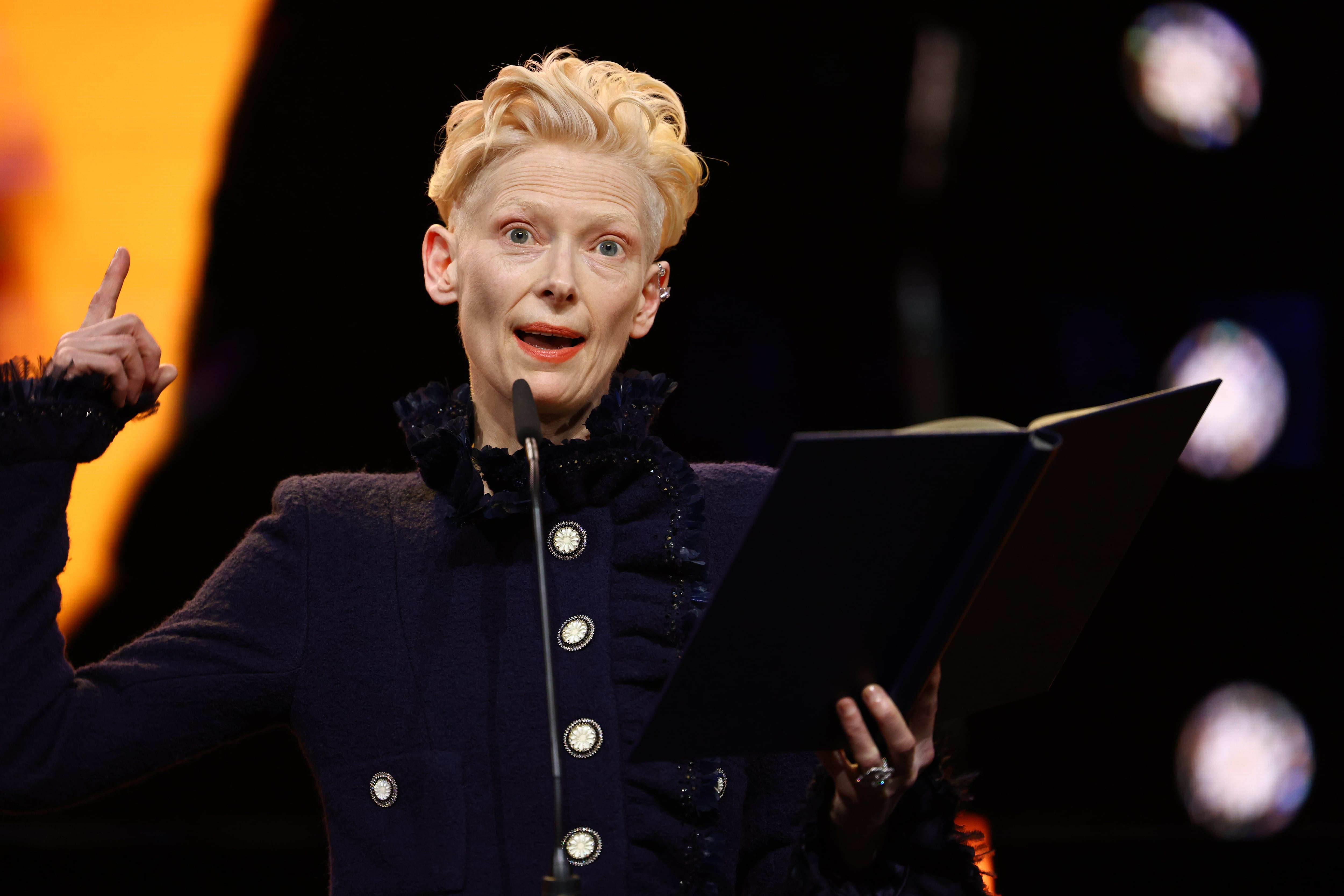 La actriz Tilda Swinton durante su discurso tras recibir el Oso de Oro de la Berlinale