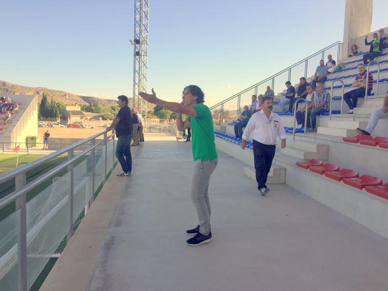 Raúl Garrido dando indicaciones desde la grada