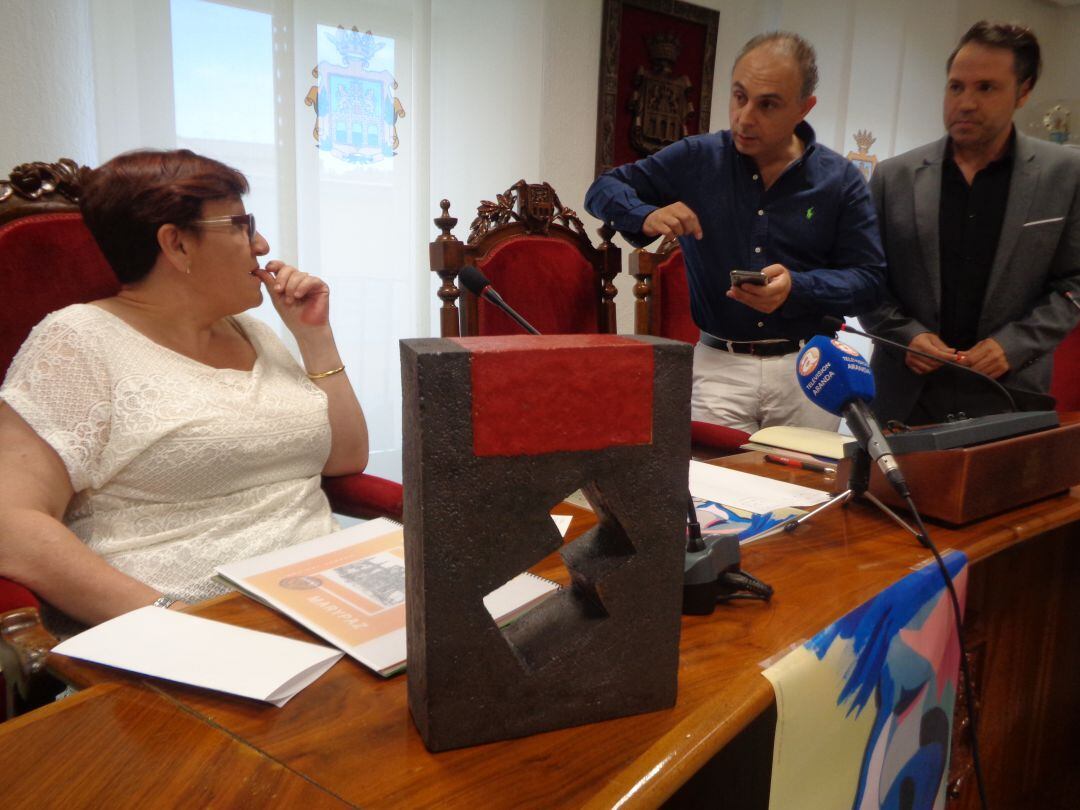 &#039;A través de la ventana&#039; es el título de la escultura conmemorativa del certamen, obra de Delso