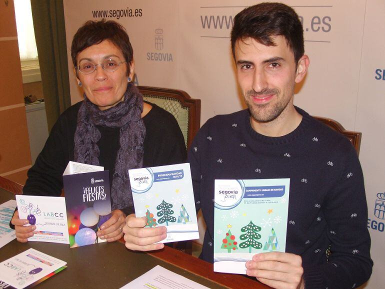 La concejala de Cultura del Ayuntamiento de Segovia Mari Fe Santiago de Bolaños y el concejal de Educación y Juventud Álvaro Serrano presentan los actos programados para estas navidades.