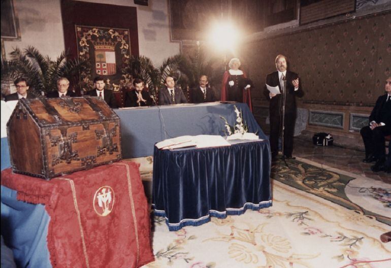 Emilio Gastón, en su toma de posesión como Justicia de Aragón, en Tarazona el 2 de diciembre de 1987. Se le nombró en la iglesia de La Magdalena y el discurso y toma de posesión fue en el  Palacio Episcopal 