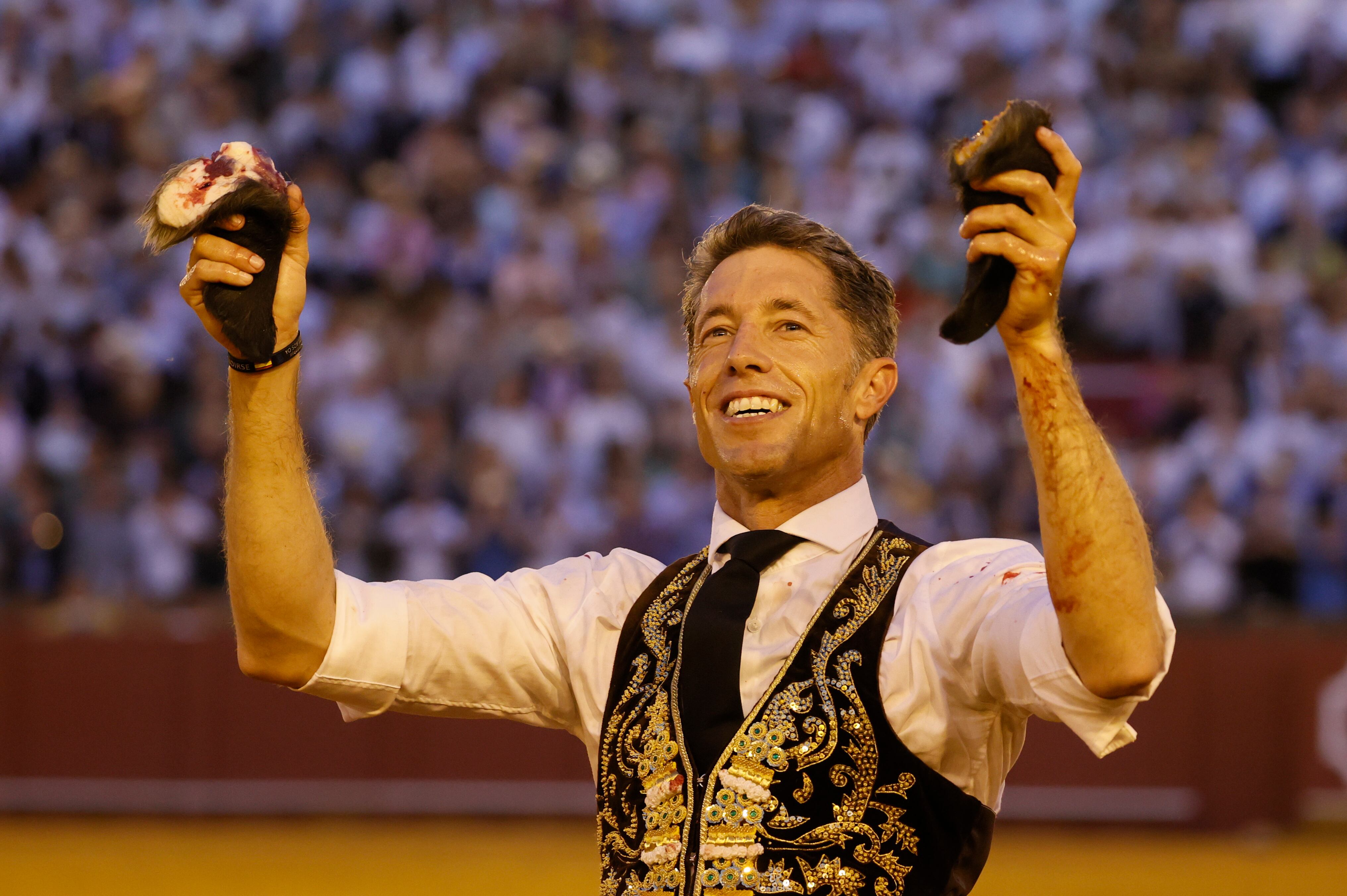 SEVILLA, 13/04/2024.- El diestro Manuel Escribano con los trofeos conseguidos al último toro de la corrida celebrada hoy sábado en la plaza de toros La Maestranza de Sevilla. EFE / José Manuel Vidal.
