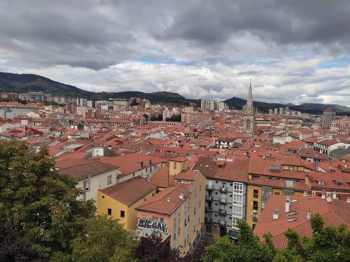 Los vecinos del barrio de Solokoetxe denuncian el cierre de su histórico ascensor