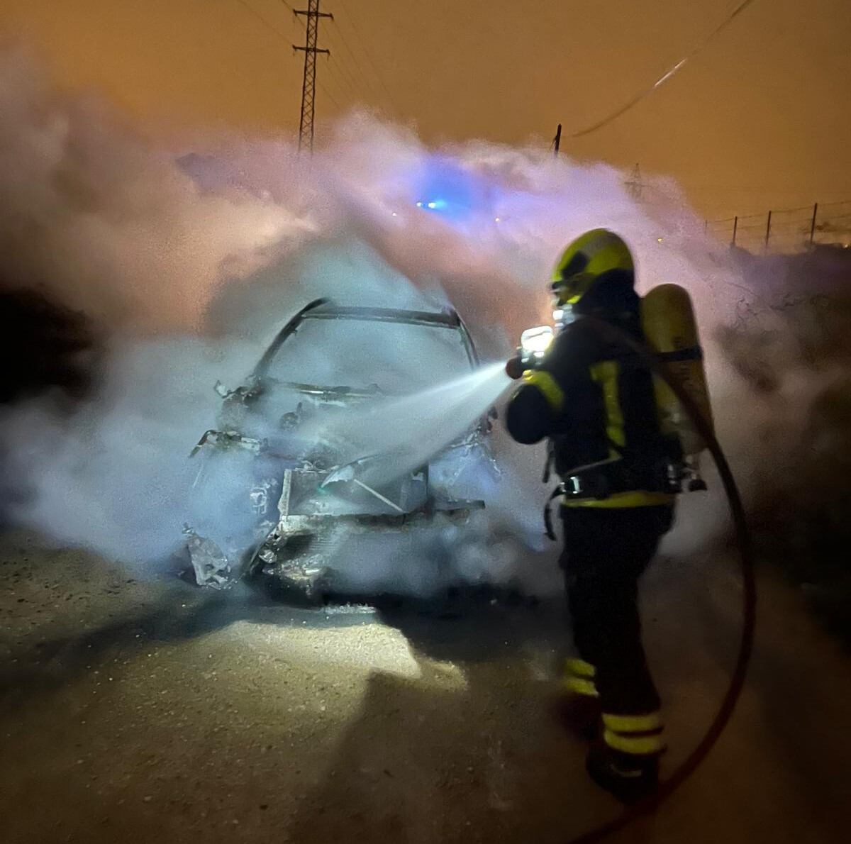 Los bomberos durante la intervención en Pinosolete