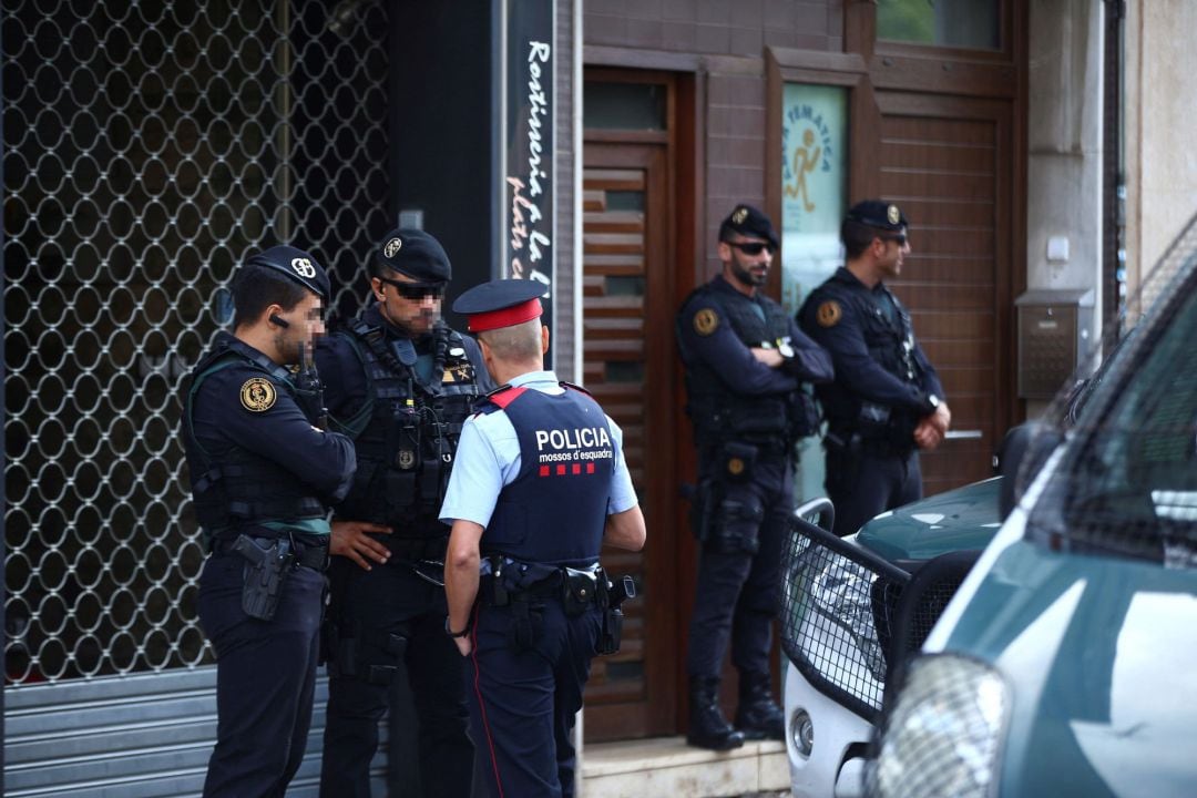 Agentes de la Guardia Civil durante el registro de un domicilio en Sabadell (Barcelona)