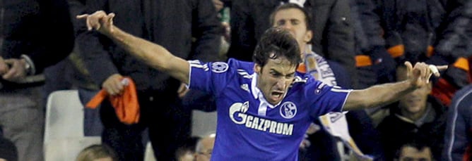 El delantero español del Schalke 04, Raúl González, celebra el gol conseguido frente al Valencia CF, durante el encuentro de ida de los octavos de final de Liga de Campeones que lo covierte en el máximo goleador de Liga de Campeones