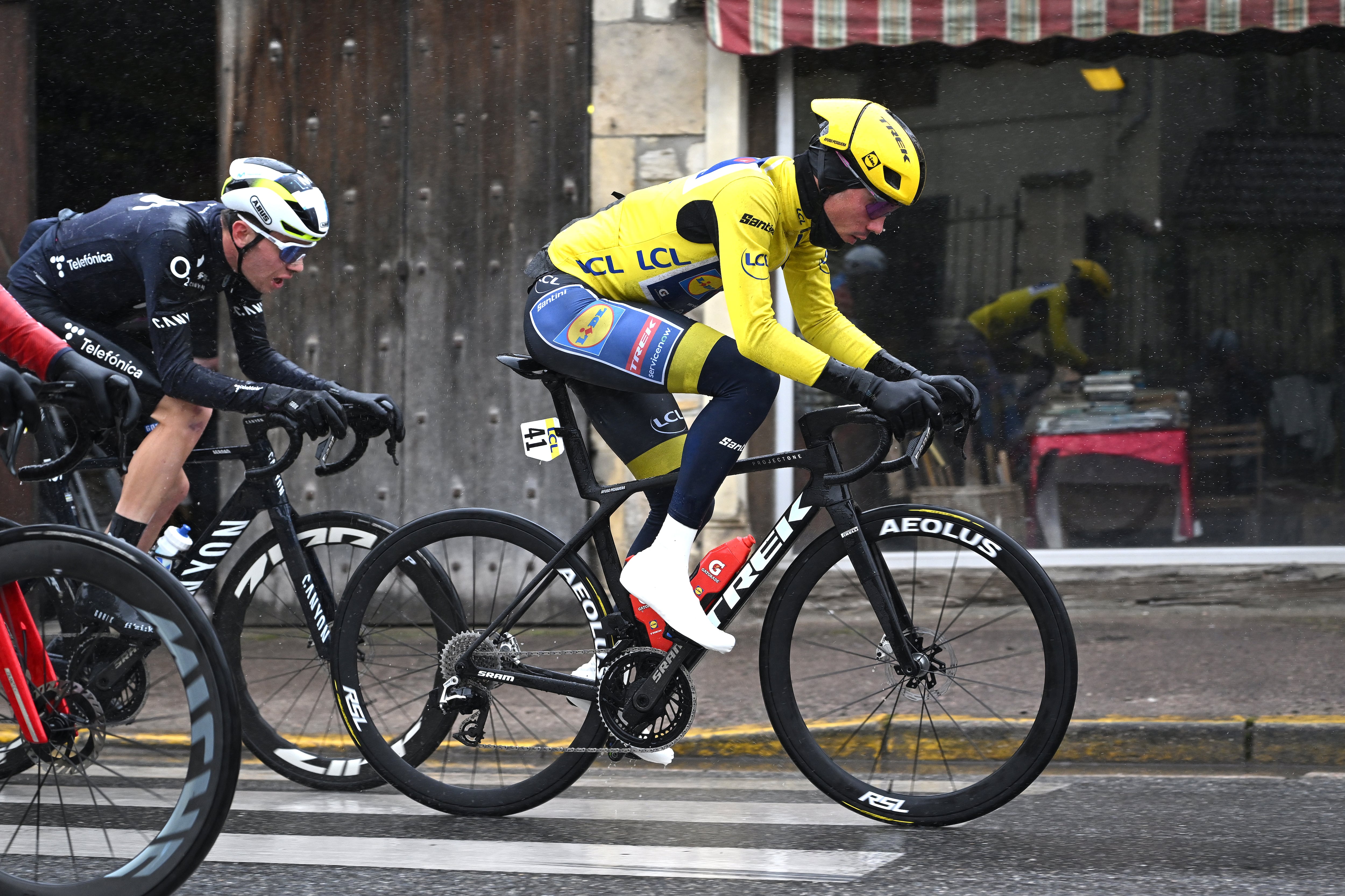 Juan Ayuso abandona la París-Niza tras sufrir una fuerte caída