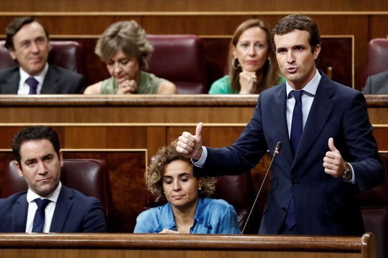 El presidente del PP, Pablo Casado, interviene en la sesión de control al Gobierno hoy en el Congreso. 