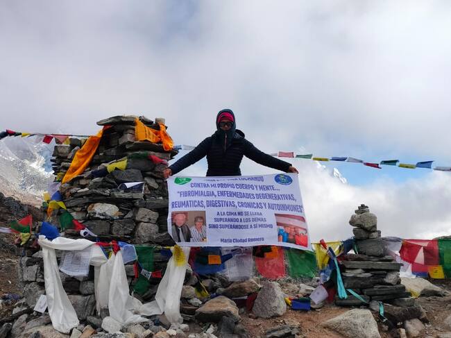 María Ciudad con su pancarta para dar visibilidad a las enfermedades que padece
