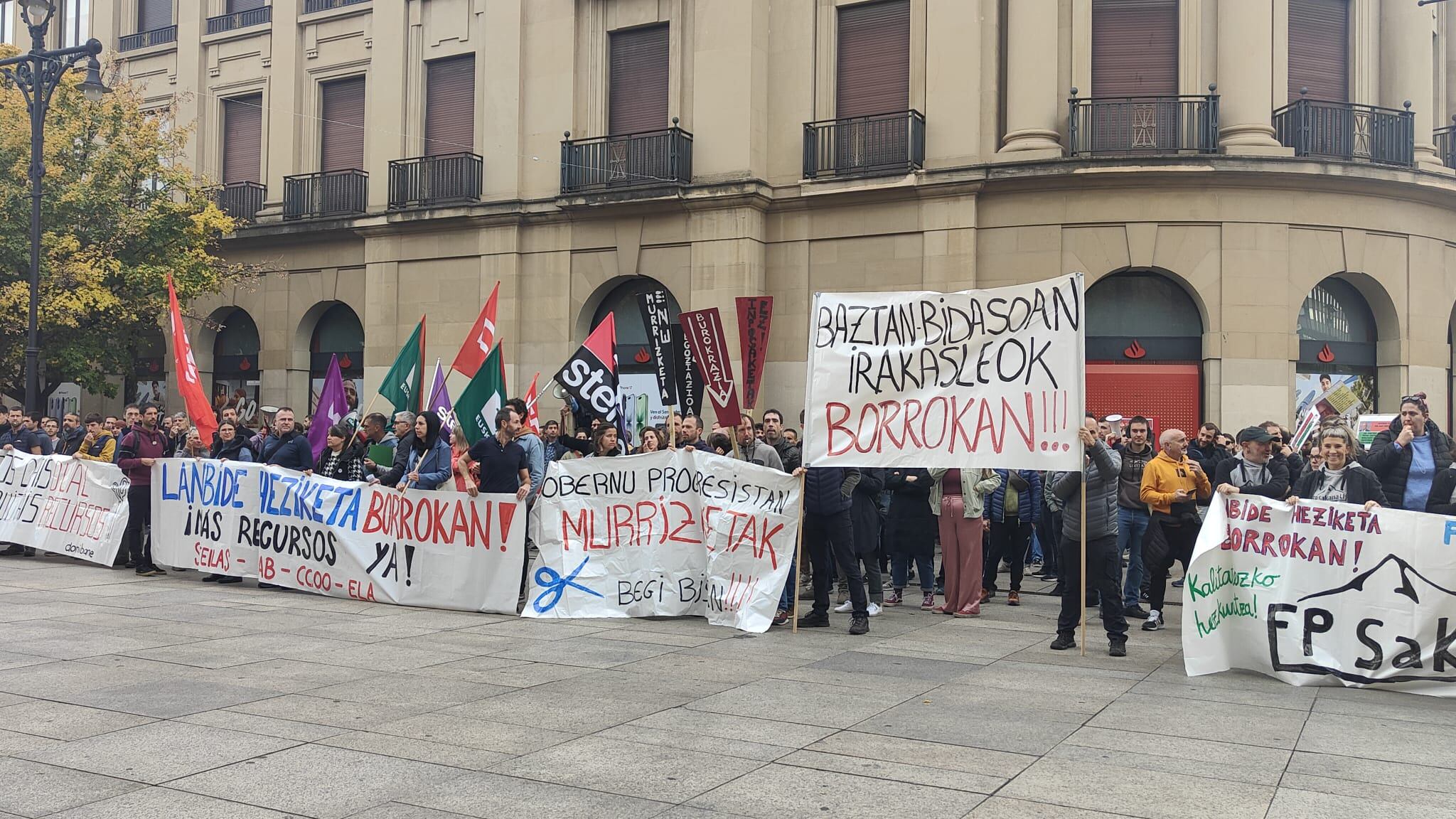 Profesores de FP protestan en el tercer día de huelga frente al Palacio de Navarra