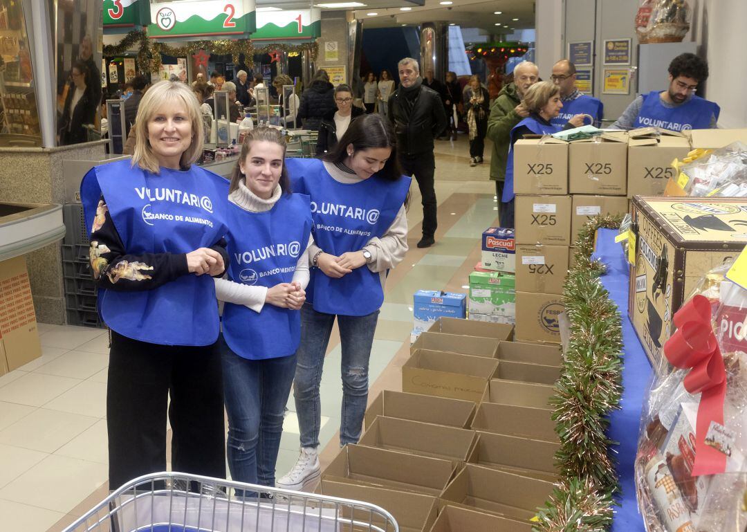 La periodista María Rey (izquierda) en un supermercado de Vigo junto a voluntarios del Banco de Alimentos durante la Gran Recogida Solidaria.