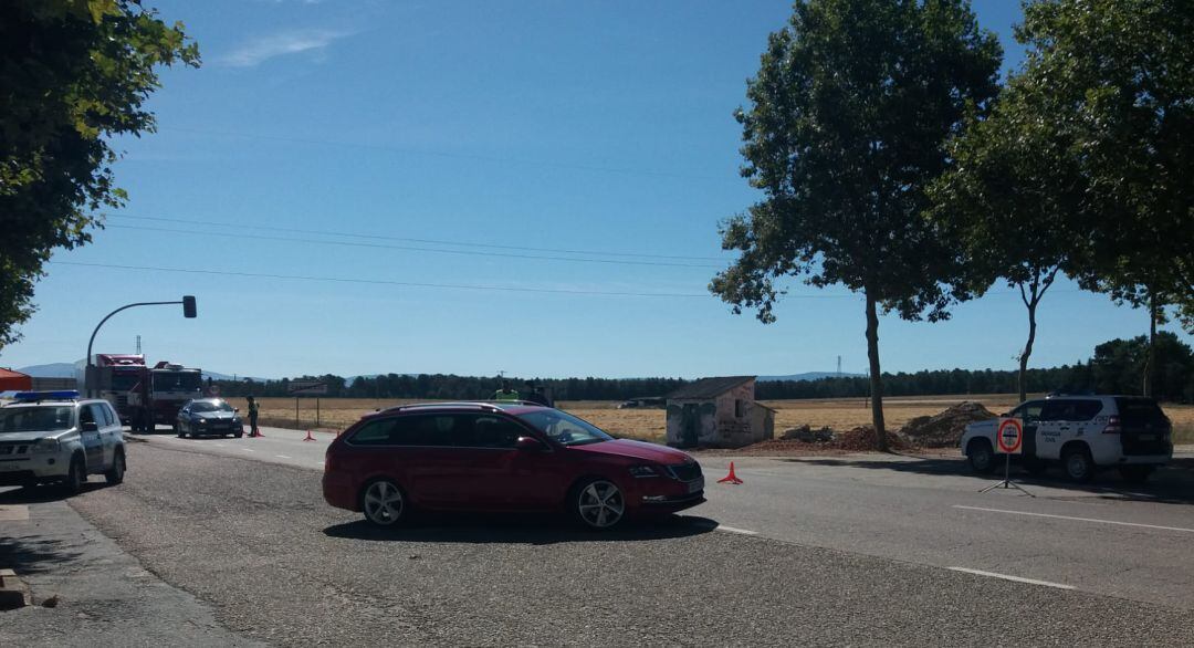 Un vehículo que pretendía acceder a Cantalejo es obligado a dar la vuelta en el control de la Guarcia Civil en la entrada a la localidad