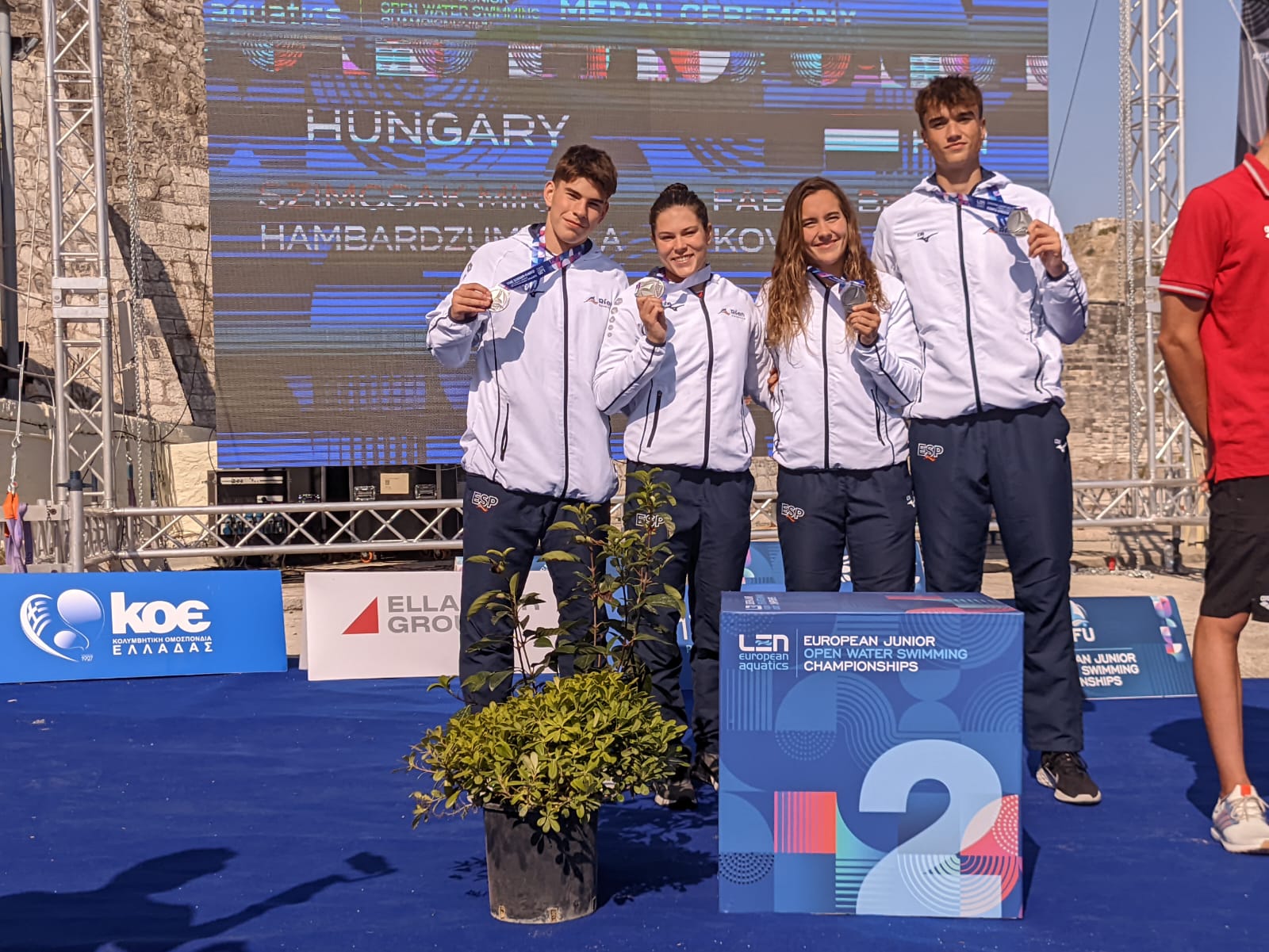 Ángela Martínez Guillén, segunda por la izquierda, con una de sus medallas de plata