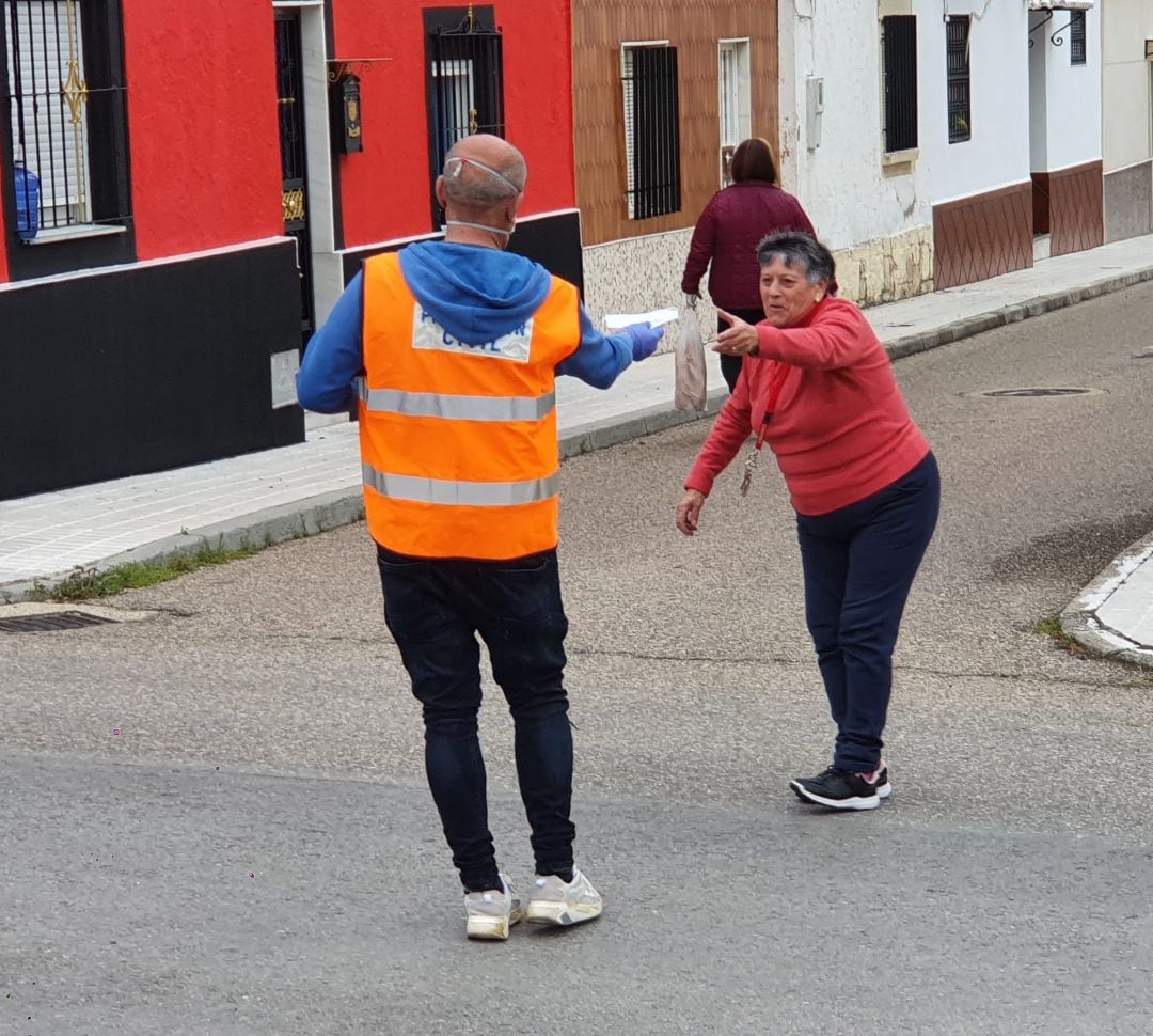 Voluntarios de Protección Civil reparten Mascarillas en la calle.