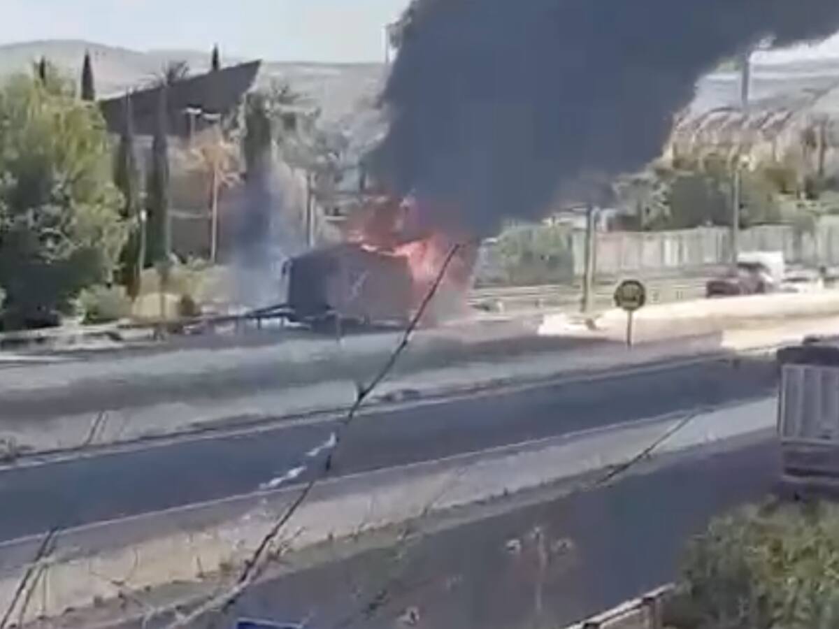 Arde un autobús en la N-323, muy cerca de Jaén capital