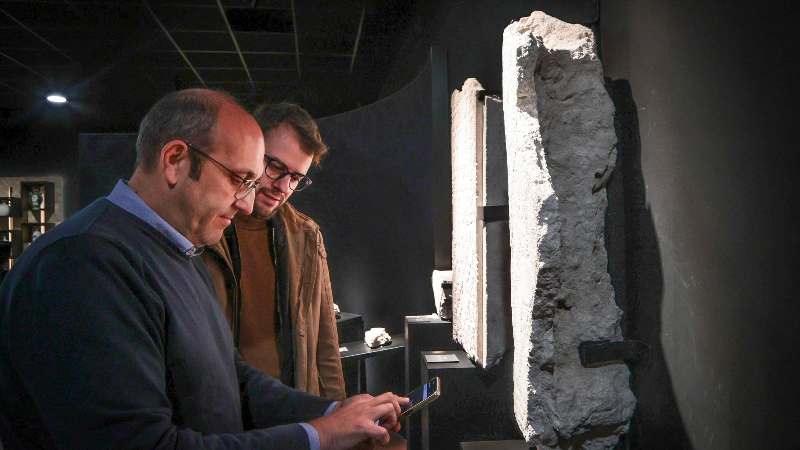 Fernando Tendero, director del Museo Dámaso Navarro de Petrer; junto a Fernando Portillo, edil de Cultura de la localidad
