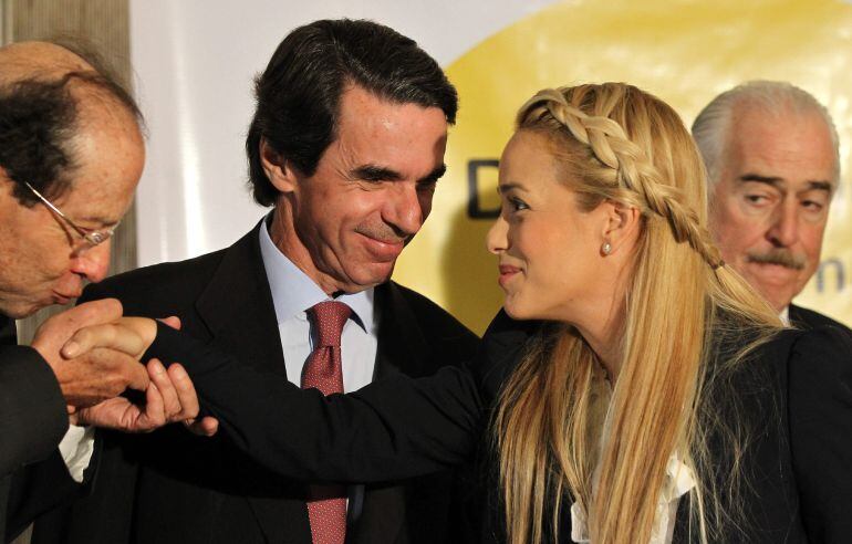 De izquierda a derecha, expresidente de Ecuador, Oswaldo Hurtado; el exjefe de gobierno español José María Aznar, laa esposa del opositor venezolano preso, Leopoldo López, Lilian Tintori, y el expresidente de Colombia, Andrés Pastrana