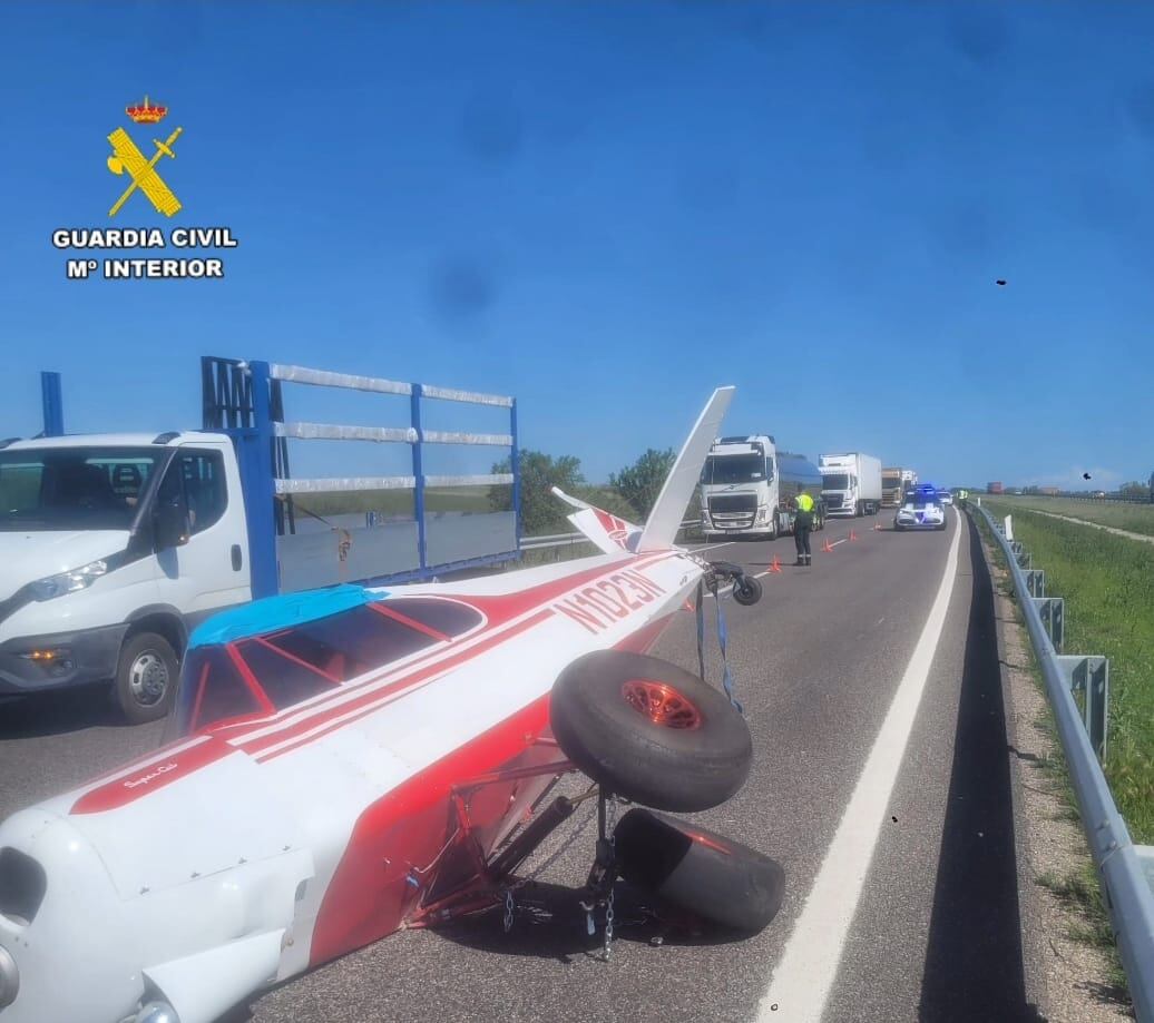 Sobre la calzada, la avioneta que perdió la furgoneta en la AP-2