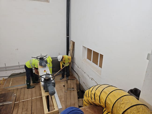 Trabajadores de la MCT trabajan para restablecer el abastecimiento de agua potable