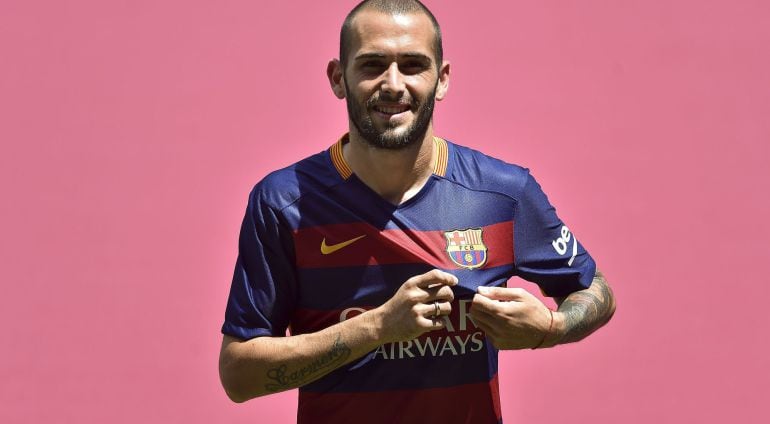 Aleix Vidal posa con la camiseta del FC Barcelona tras firmar su contrato con el club azulgrana.