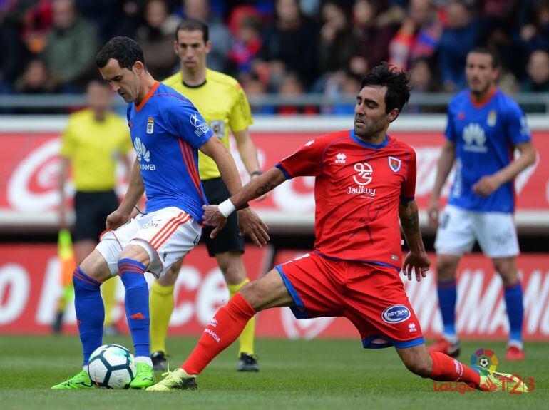 Escassi pelea con Linares en el partido del pasado sábado ante el Oviedo.