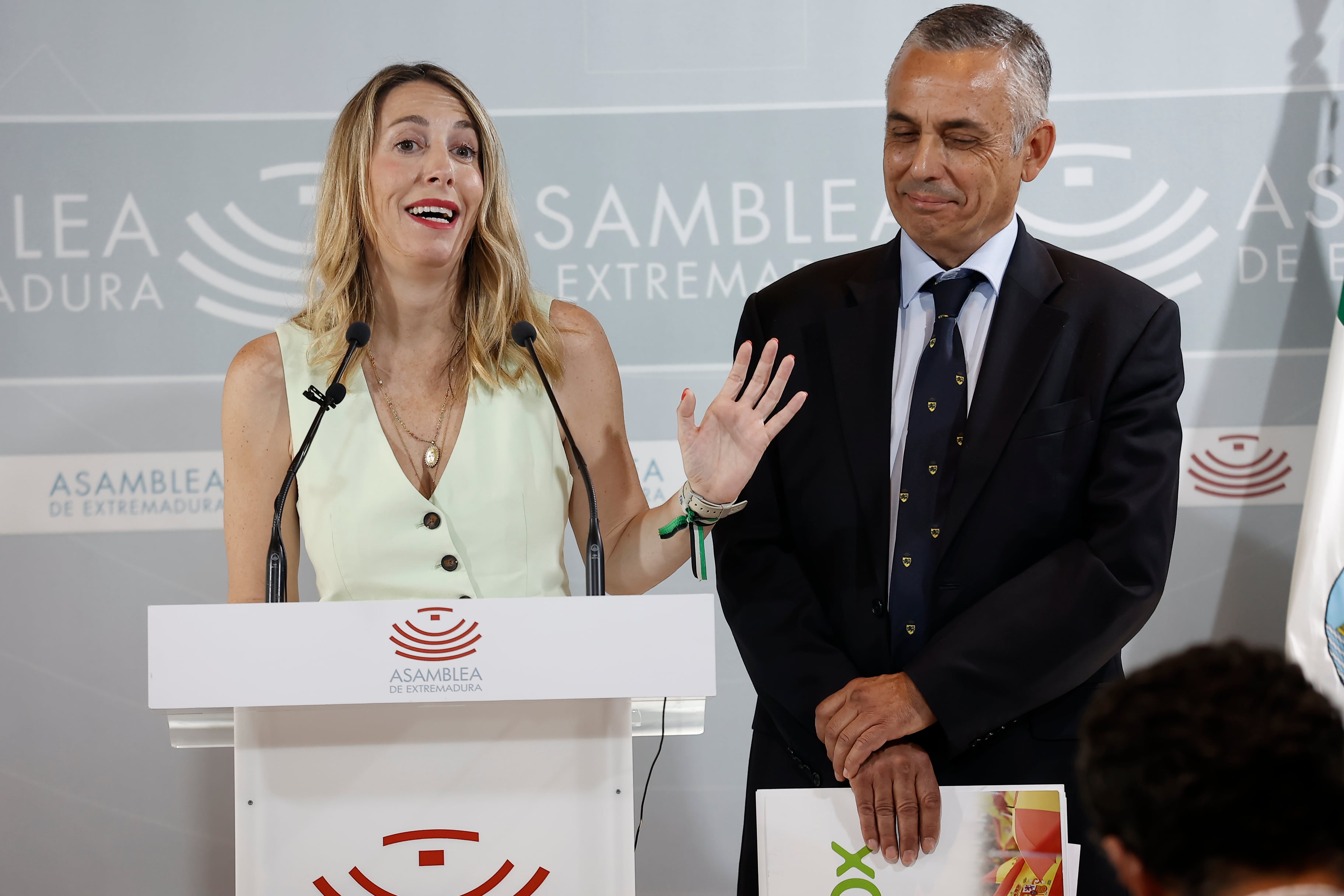 Maria Guardiola y el portavoz de Voz en la Asamblea, Angel Pelayo Gordillo, durante la rueda de prensa donde han presentado el acuerdo