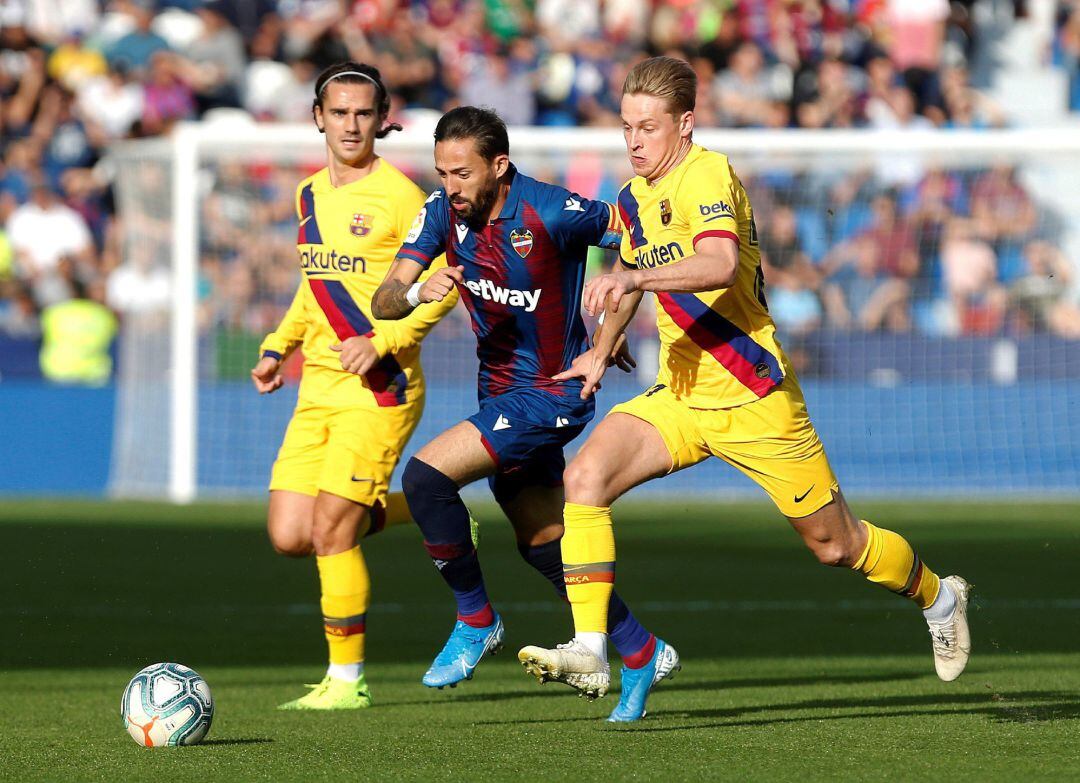 El delantero del Levante UD, José Luis Morales disputa el balón con el centrocampista holandés del Barcelona Frenkie De Jong 