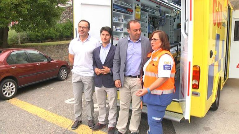 Concejales del PP junto a un técnico del 061 después de anunciar que amplían el horario de las ambulancias