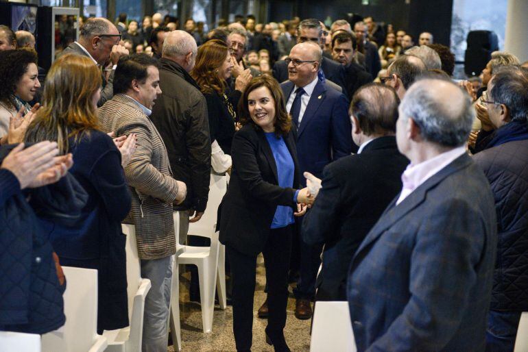  La vicepresidenta del Gobierno, Soraya Sáenz de Santamaría, saluda a los asistentes a su llegada a un acto del PP. EFE Brais Lorenzo