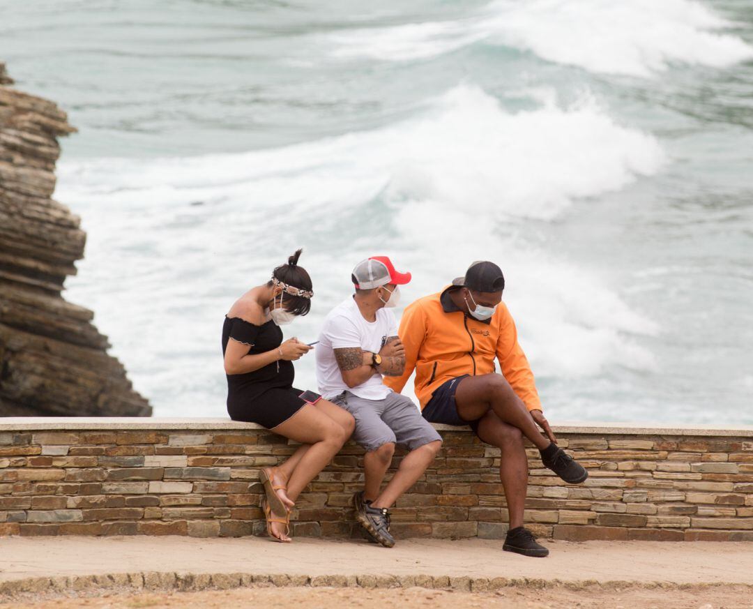 Ciudadanos en la playa de Las Catedrales, en la comarca gallega de A Mariña (Lugo)