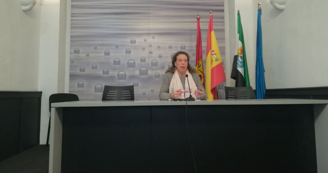 Carmen Yáñez en la sala de prensa del Ayuntamiento de Mérida 
 