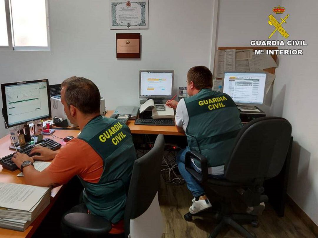 Agentes de la Guardia Civil de Alicante analizan la documentación 