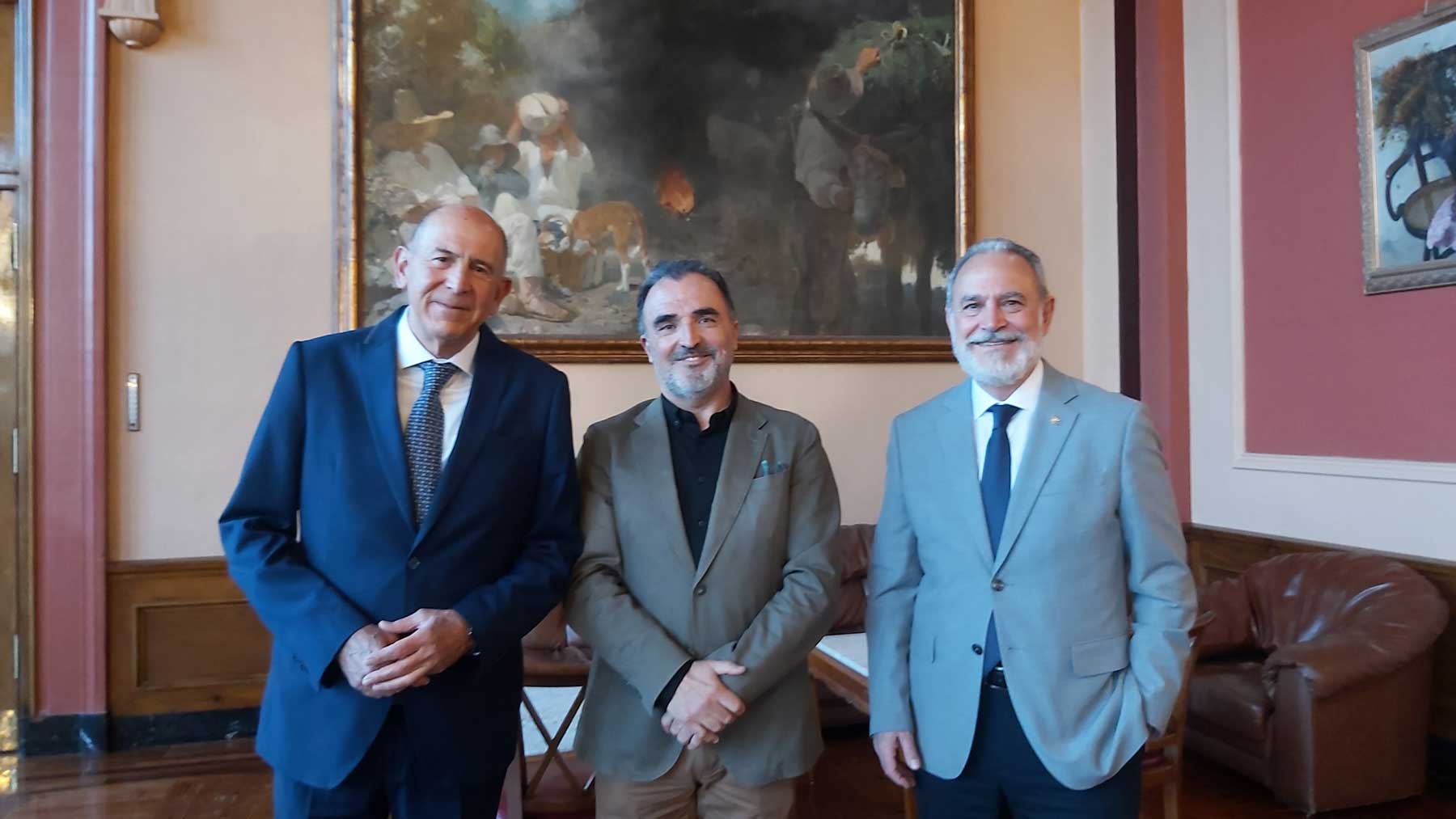Rafael Valls, Xavier Gisbert e Indalecio Carbonell, en el Salón Largo del Círculo Industrial