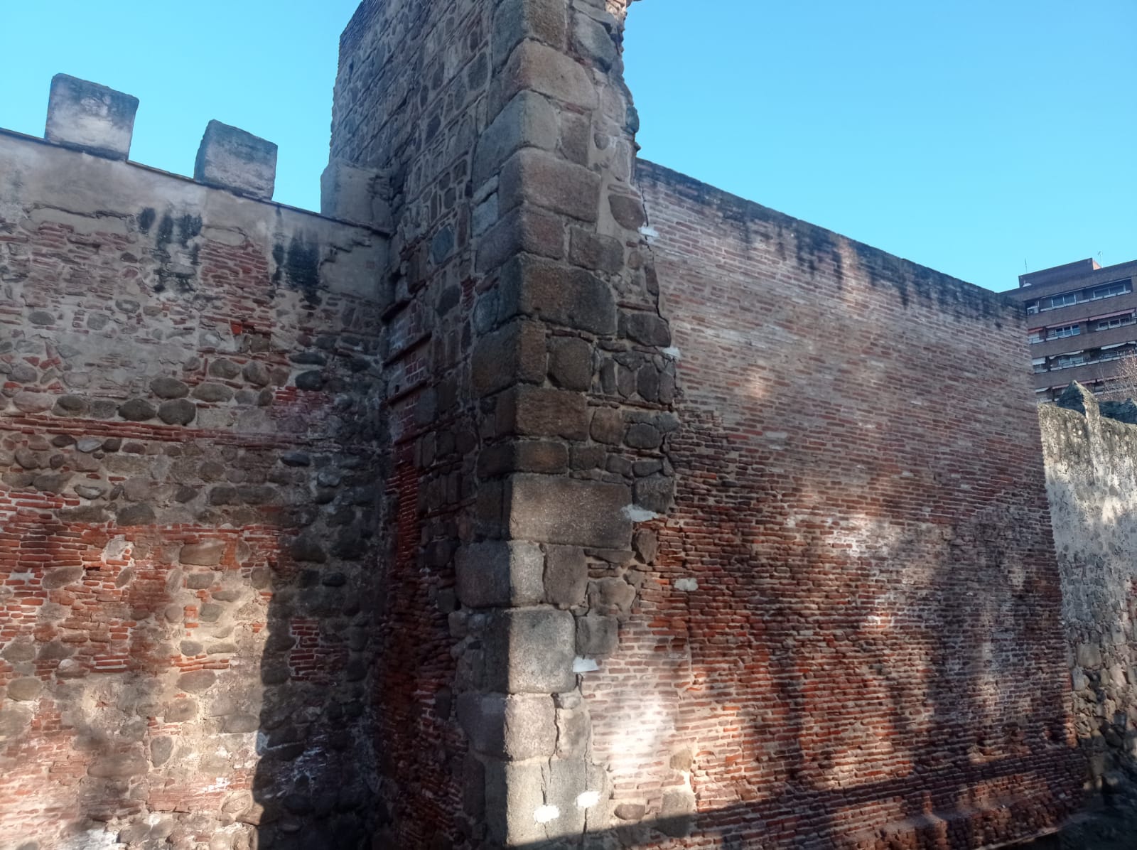 Testigos en la torre 65 de la muralla de Talavera, en la Ronda del Cañillo