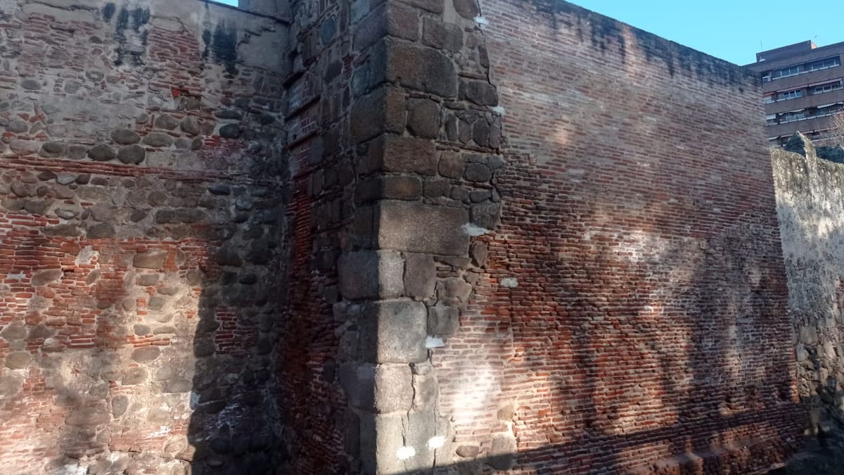 Debate por los testigos colocados en la muralla de Talavera: la oposición asegura que indican peligro de derrumbe