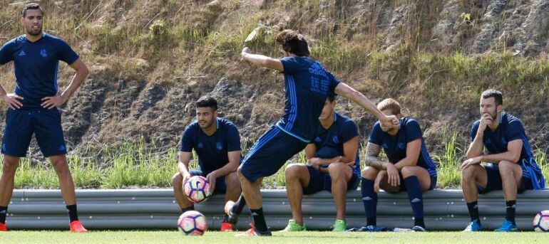 Agirretxe observa un entrenamiento en Zubieta durante la pretemporada, cuando no podía ejercitarse con el grupo. Sigue sin poder hacerlo