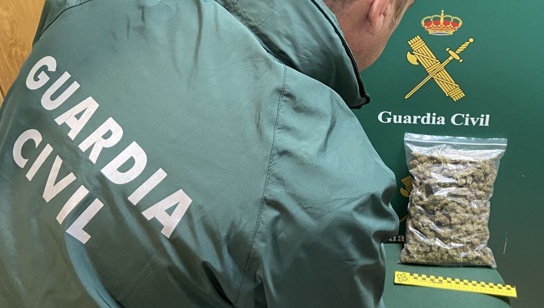 El detenido portaba en el interior del vehículo 300 gramos de marihuana