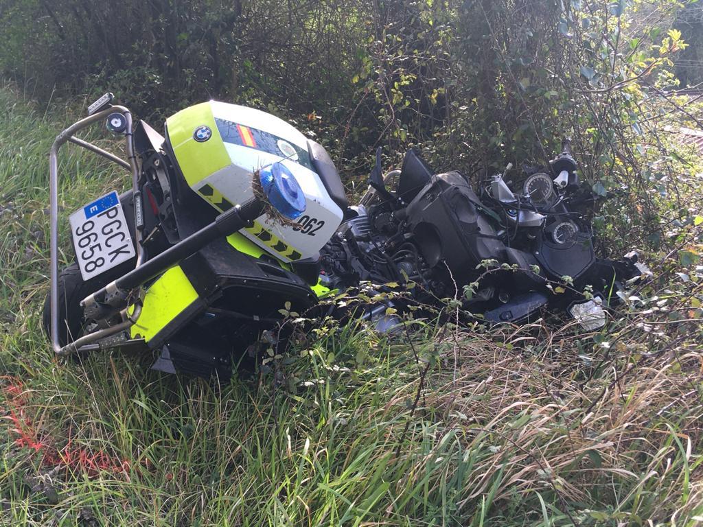 Estado en el que quedó la moto del Guardia Civil atropellado en Asturias, natural de Bailén.