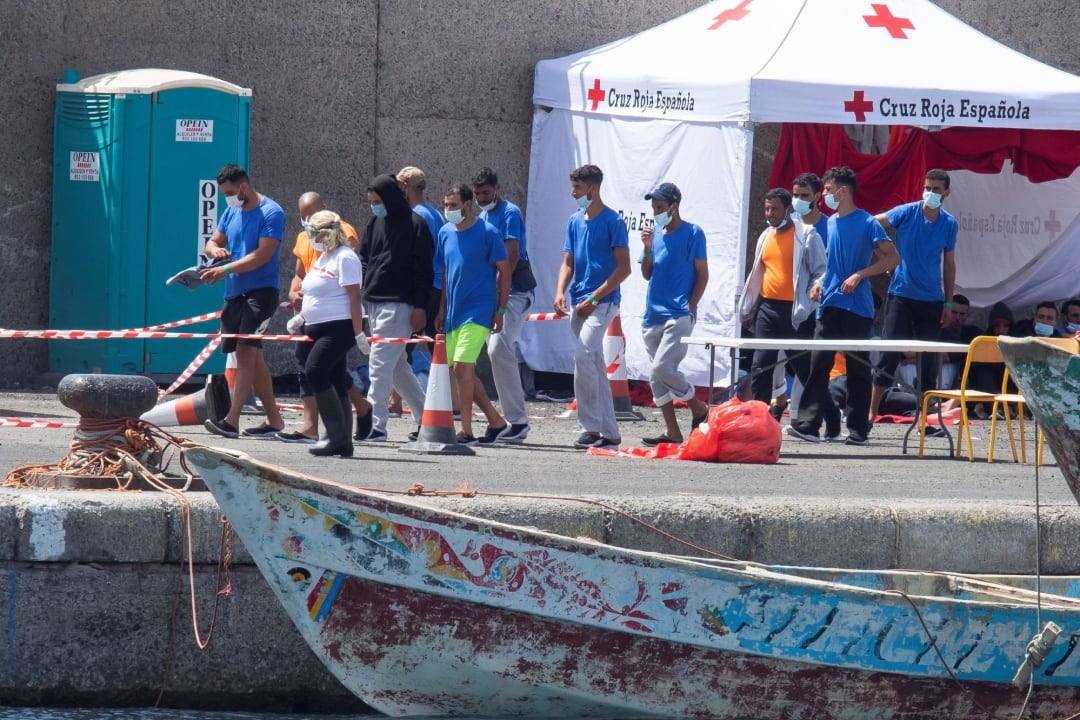 La Cruz Roja tiene alojados de forma transitoria a 332 inmigrantes subsaharianos y magrebíes bajo más de una docena de carpas instaladas en el muelle del puerto de Arguineguín (Gran Canaria) a la espera de que se les asigne un recurso humanitario donde continuar la cuarentena prevista en los protocolos de prevención de la covid-19.