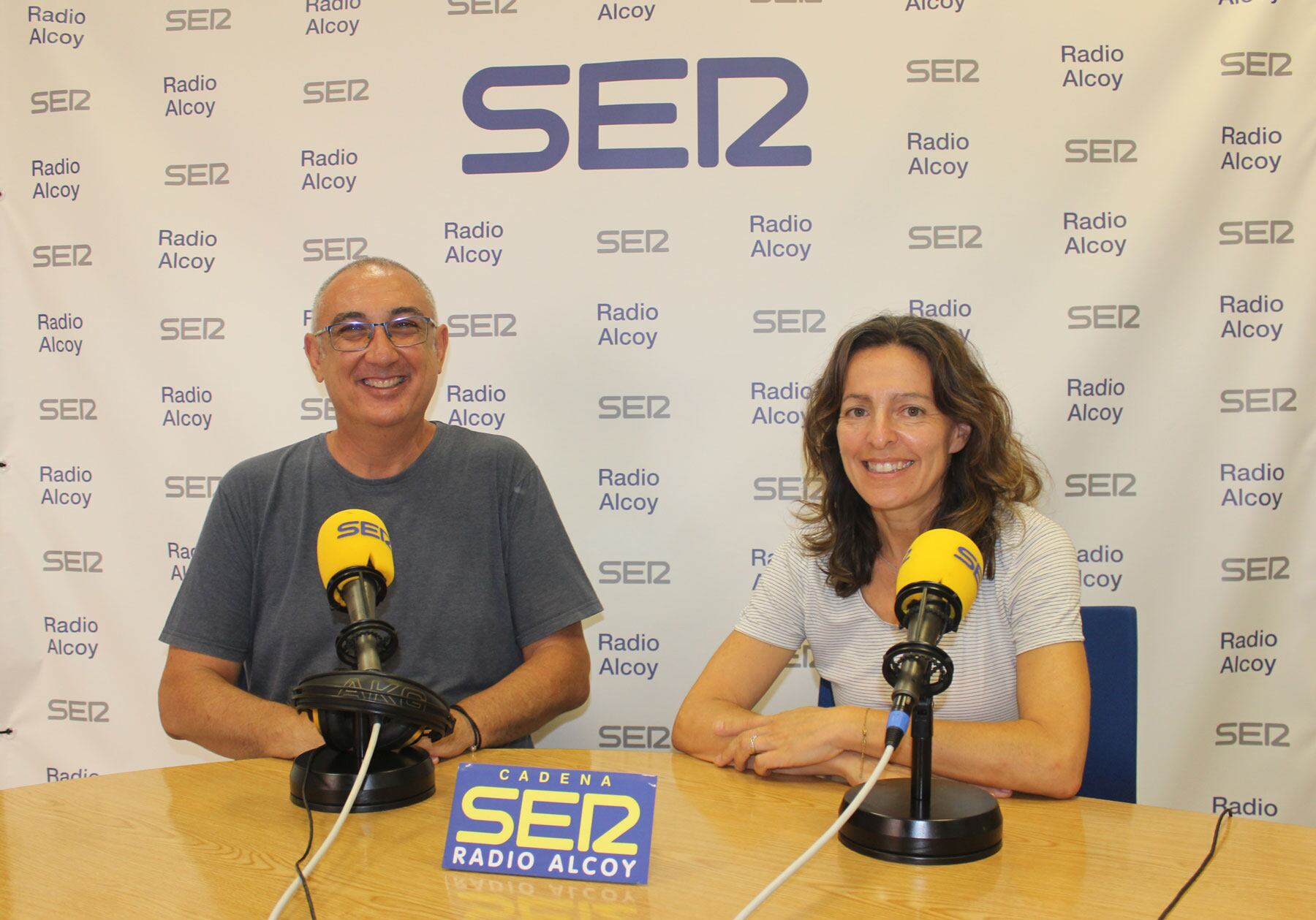 Cristo Hernández y Carolina Mallol, en el estudio central de Radio Alcoy